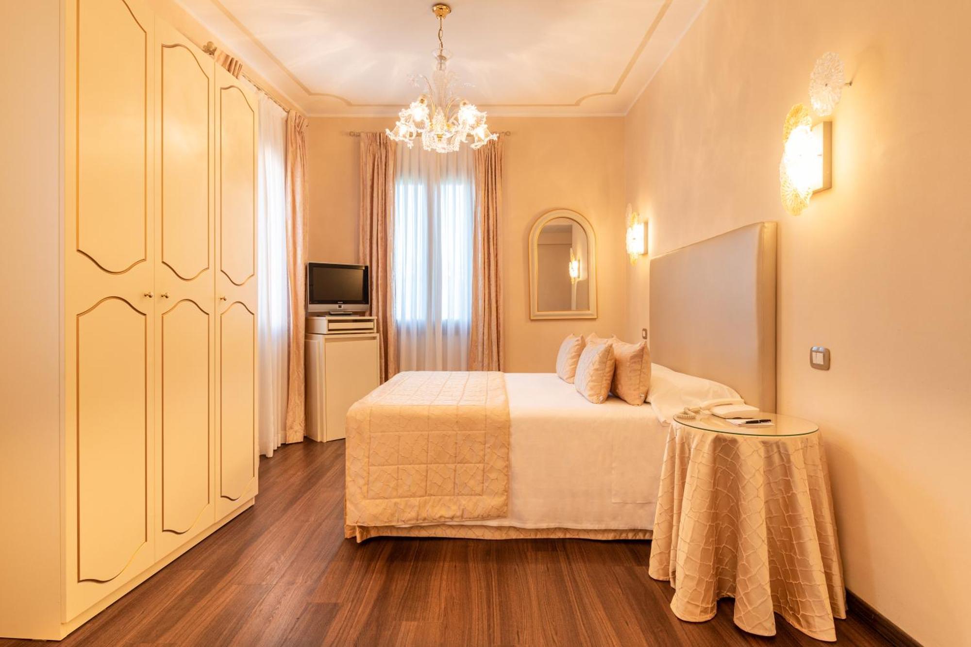 Deluxe Double Room Canal View